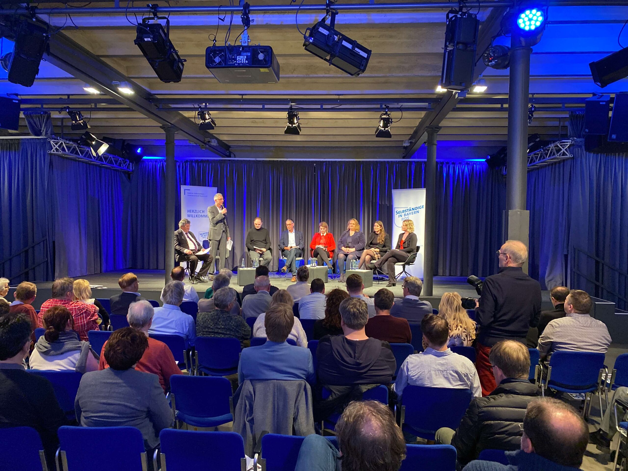 Podiumsdiskussion in dem Säulensaal Fürstenfeldbruck zur Bundestagswahl 2025