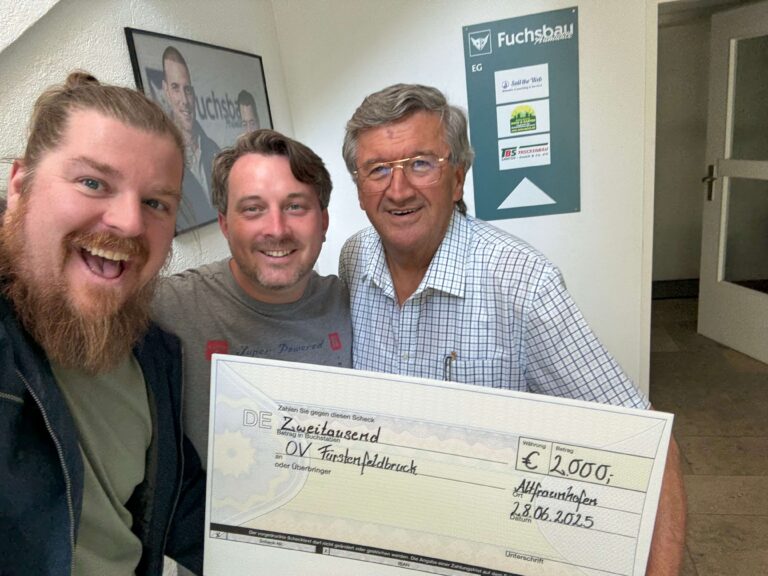 Drei Vorstandsmitglieder des BDS Fürstenfeldbruck halten symbolischen 2.000-Euro-Scheck: Franz Höfelsauer (Vorsitzender), Bastian Kubitza (Schriftführer und Mitgründer des UhU-Stammtisches) und Martin Alt (Beisitzer).