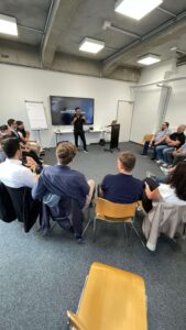 SEO-Experte präsentiert beim Jungunternehmer-Treff in Fürstenfeldbruck am 10. Juni 2025 Strategien zur besseren Online-Sichtbarkeit. Die Teilnehmenden verfolgen gespannt den Vortrag im Workshop-Setting.