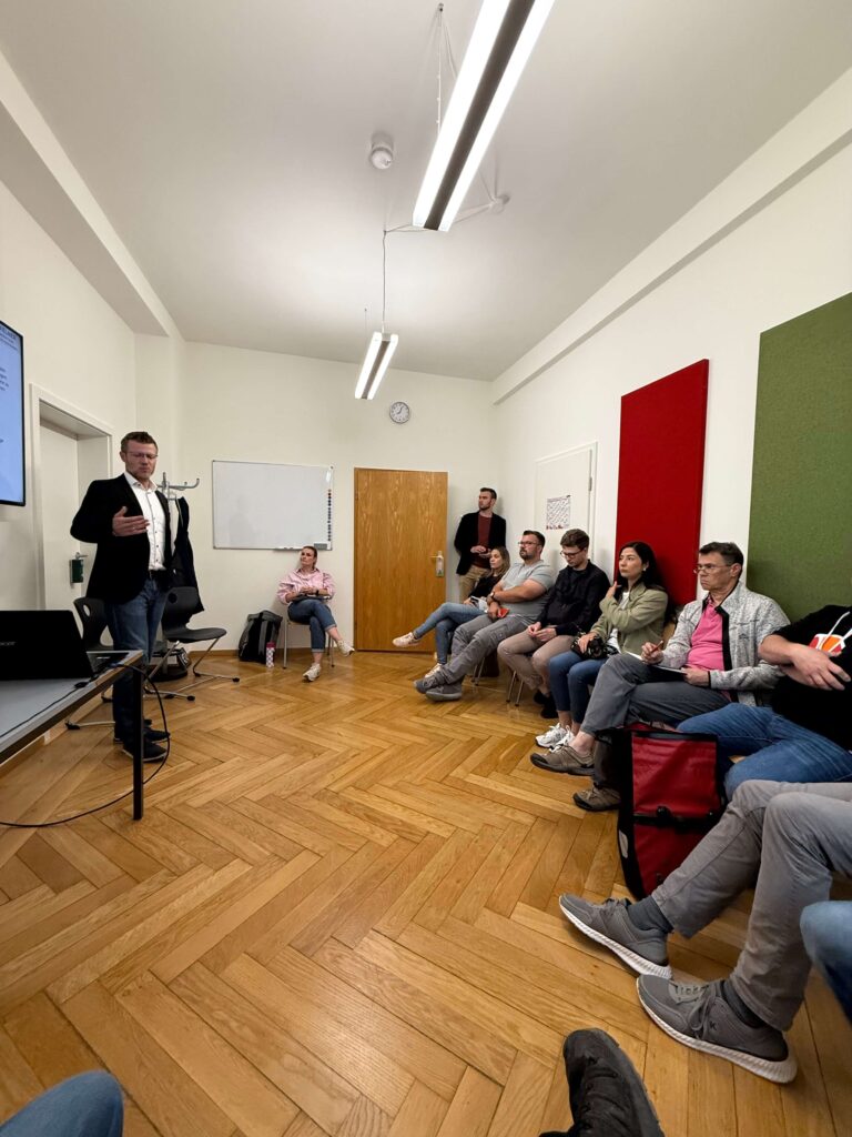 Johann Buchfellner präsentiert den Jungunternehmern des BDS Fürstenfeldbruck praxisnahe Einblicke zu Steuern, Finanzen und Fördermöglichkeiten.