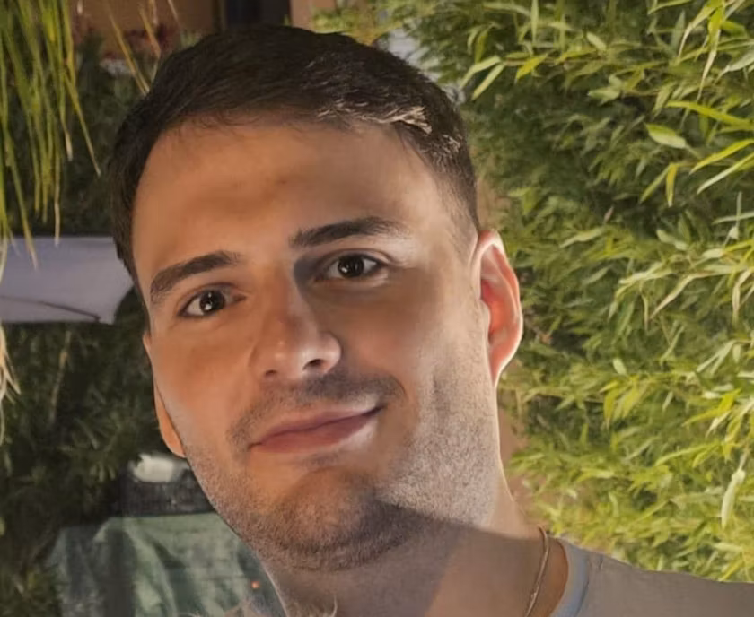 Porträt von Carl-Magnus Bahner, FDP, Oberbürgermeisterkandidat für die Oberbürgermeisterwahl 2026 in Fürstenfeldbruck, Nahaufnahme vor grünem Pflanzenhintergrund.