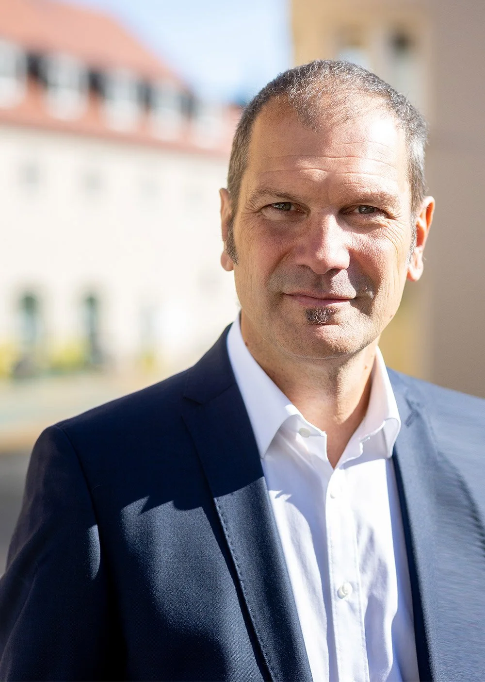 Porträt von Christian Götz, BBV, Oberbürgermeisterkandidat für die Oberbürgermeisterwahl 2026 in Fürstenfeldbruck, im Freien im dunklen Sakko und weißem Hemd.