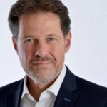 Porträt von Martin Urban, CSU, Oberbürgermeisterkandidat für die Oberbürgermeisterwahl 2026 in Fürstenfeldbruck, im dunklen Anzug vor hellem Hintergrund.