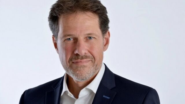 Porträt von Martin Urban, CSU, Oberbürgermeisterkandidat für die Oberbürgermeisterwahl 2026 in Fürstenfeldbruck, im dunklen Anzug vor hellem Hintergrund.