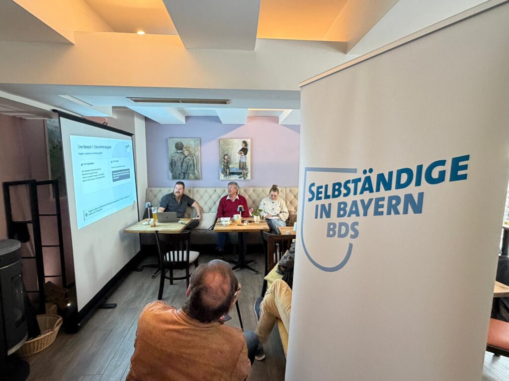 Live-Beispiel zum Dokumentenabgleich mit Künstlicher Intelligenz beim BDS KI-Café in Fürstenfeldbruck, im Vordergrund ein Banner "Selbständige in Bayern BDS".