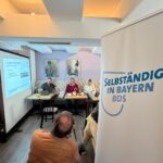 Live-Beispiel zum Dokumentenabgleich mit Künstlicher Intelligenz beim BDS KI-Café in Fürstenfeldbruck, im Vordergrund ein Banner "Selbständige in Bayern BDS".