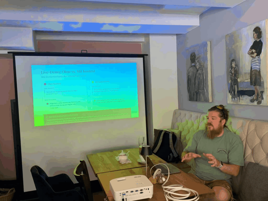Referent erklärt Live-Demos zu KI-Prompts beim BDS KI-Café im Bramerl
