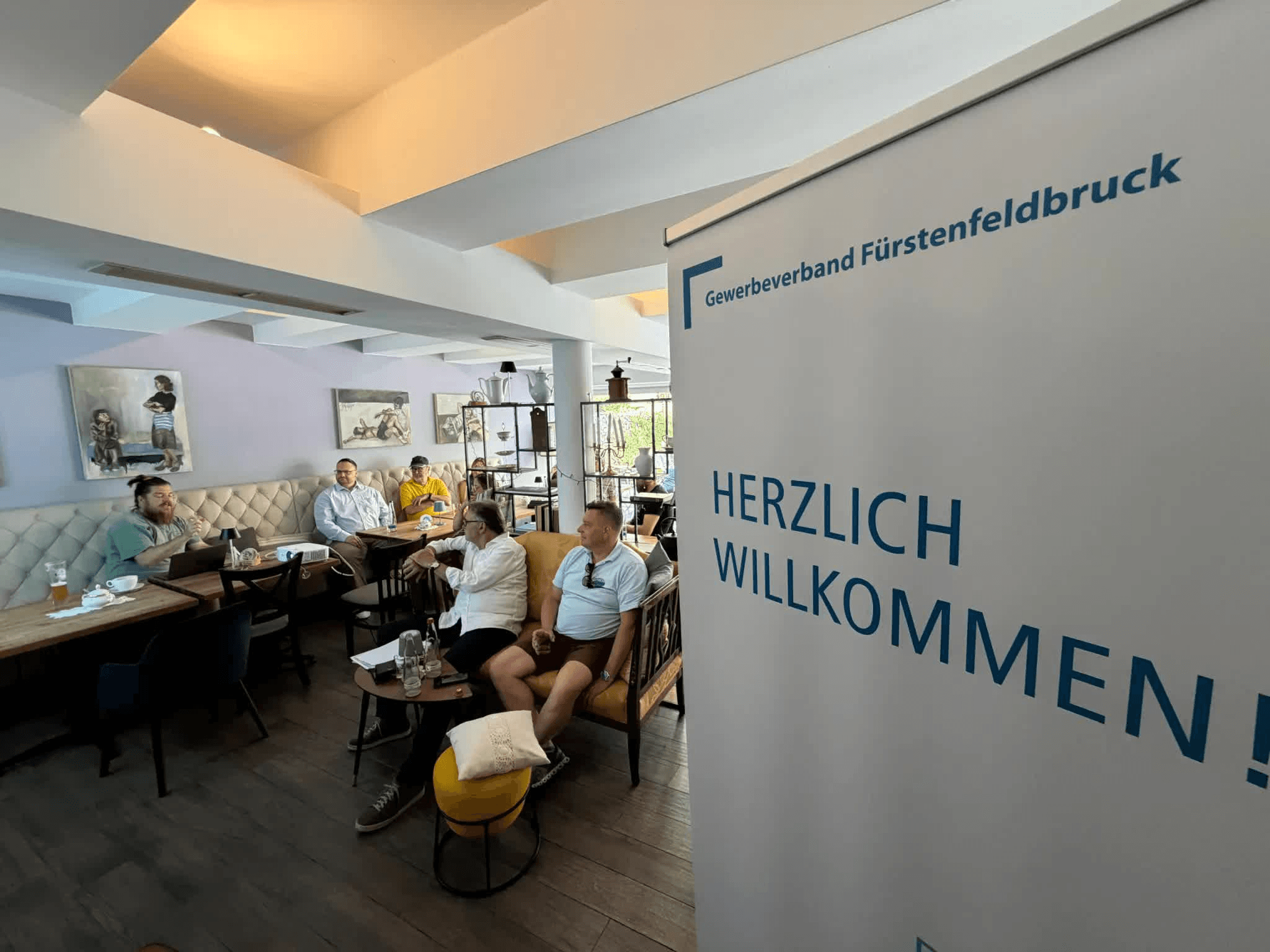 Unternehmer und Teilnehmer netzwerken beim BDS KI-Café in Fürstenfeldbruck