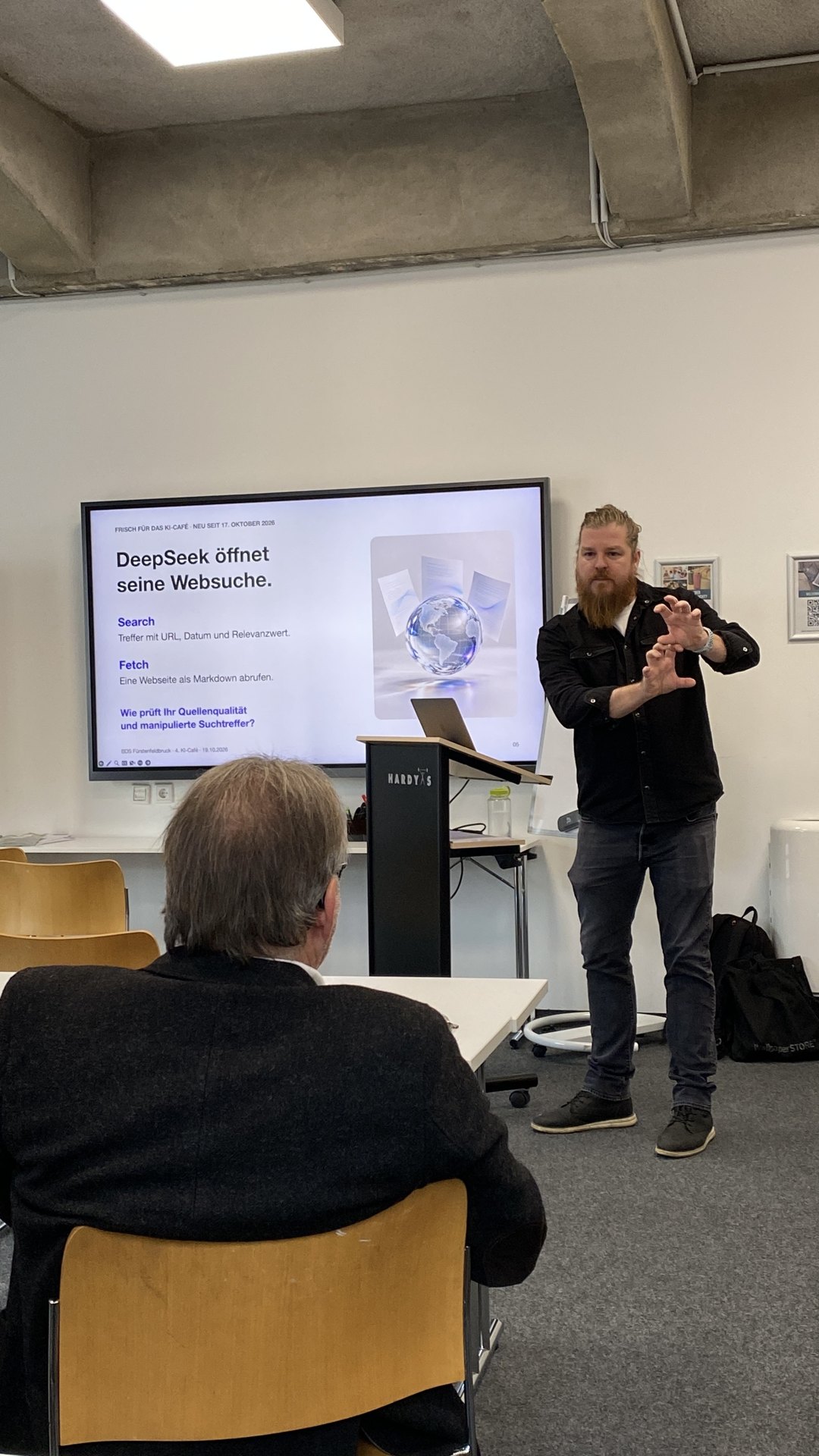 Bastian Kubitza erklärt die DeepSeek-Websuche beim vierten KI-Café in Fürstenfeldbruck.