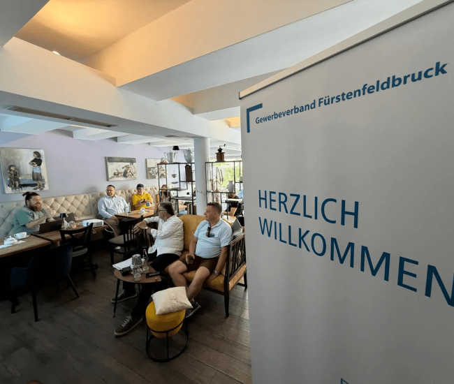 Unternehmer und Teilnehmer netzwerken beim BDS KI-Café in Fürstenfeldbruck